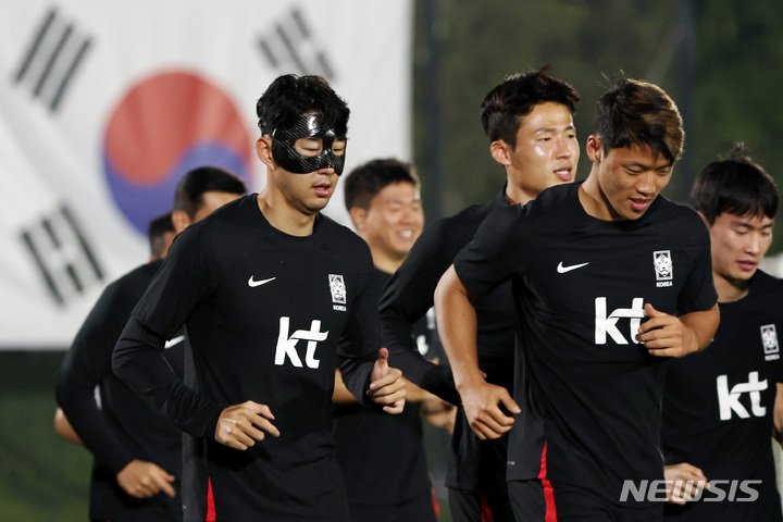 [도하(카타르)=뉴시스] 조성우 기자 = 대한민국 축구대표팀 손흥민 등 선수들이 18일(현지시간) 오후 카타르 도하 알 에글라 트레이닝센터에서 훈련을 하고 있다. 2022.11.18. xconfind@newsis.com