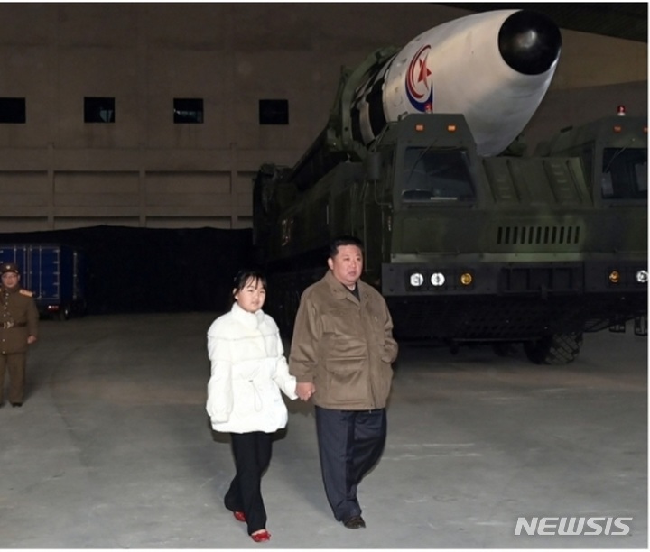 [서울=뉴시스] ICBM 발사 현장 동행한 김정은과 그의 딸.(사진=노동신문 갈무리) 2022.11.19