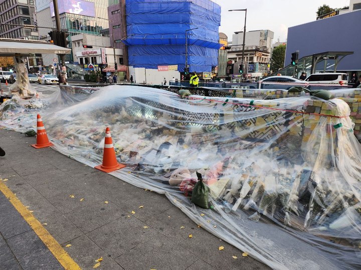 [서울=뉴시스]하지현 기자 = 이태원역 1번 출구에 마련된 추모공간. (사진 = 정의당 제공) 2022.11.19. photo@newsis.com *재판매 및 DB 금지