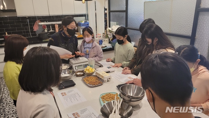 [창원=뉴시스] 홍정명 기자= 19일 오전 경남 창원시 마산회원구 내서읍 내서마을학교에서 경남도교육청과 사회적협동조합 마을을담다 주관 '청소년수학품다동아리 짬뽕수학' 프로그램이 진행되고 있다.(사진=경남도교육청 제공)2022.11.19.  photo@newsis.com 