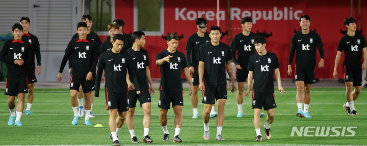 [도하(카타르)=뉴시스] 조성우 기자 = 대한민국 축구대표팀 손흥민 등 선수들이 18일(현지시간) 오후 카타르 도하 알 에글라 트레이닝센터에서 훈련에 나서고 있다. 2022.11.19. xconfind@newsis.com