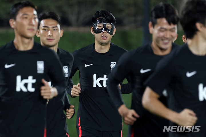 [도하(카타르)=뉴시스] 백동현 기자 = 손흥민을 비롯한 대한민국 축구대표팀 선수들이 18일(현지시간) 오후 카타르 도하 알 에글라 트레이닝센터에서 훈련하고 있다. 2022.11.19. livertrent@newsis.com