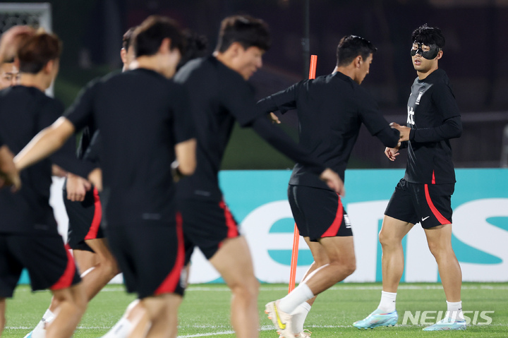 [도하(카타르)=뉴시스] 백동현 기자 = 손흥민을 비롯한 대한민국 축구대표팀 선수들이 18일(현지시간) 오후 카타르 도하 알 에글라 트레이닝센터에서 훈련하고 있다. 2022.11.19. livertrent@newsis.com