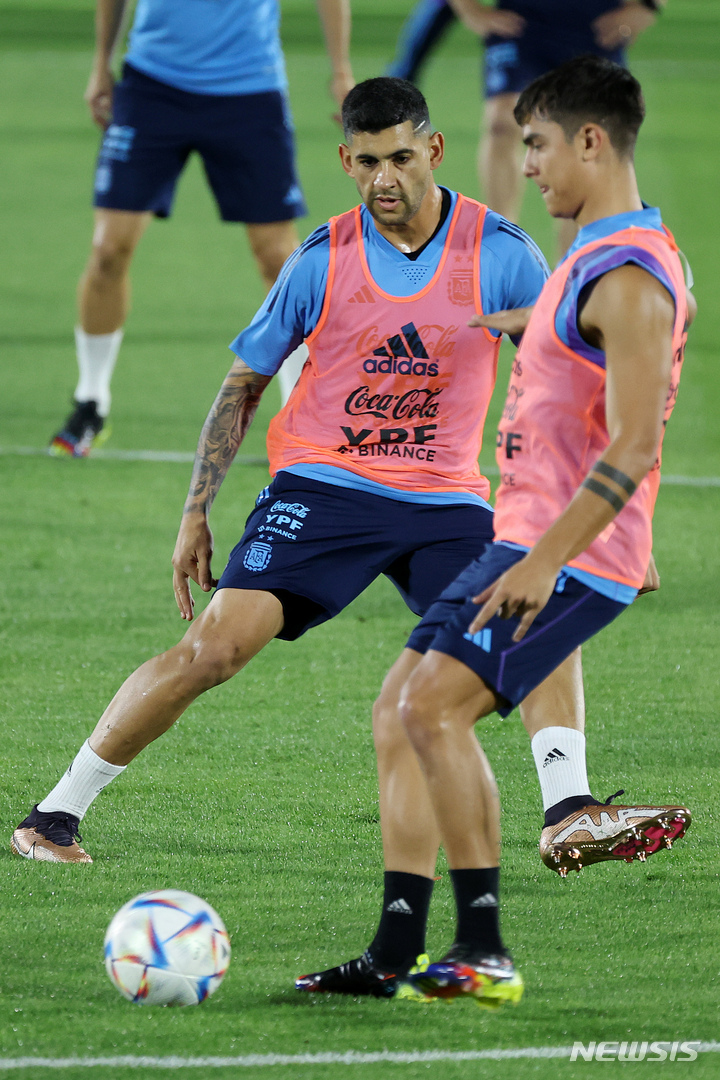 [도하(카타르)=뉴시스] 백동현 기자 = 손흥민의 팀 동료 크리스티안 로메로가 18일(현지시간) 오후 카타르 도하 카타르유니버시티에 마련된 트레이닝센터에서 훈련하고 있다. 2022.11.19. livertrent@newsis.com