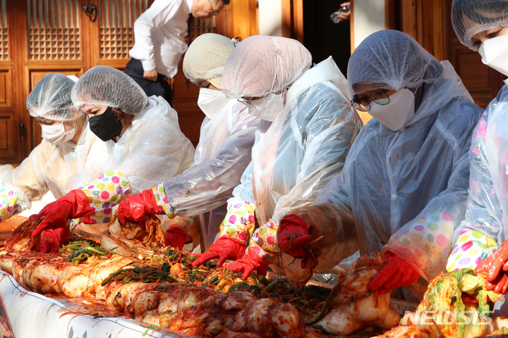 [서울=뉴시스] 김근수 기자 = 19일 오전 서울 마포구 광흥당에서 열린 '외국인 김장김치 담그기 행사' 외국인들이 김치를 담그고 있다. 2022.11.19. ks@newsis.com