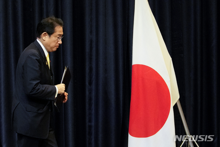 [방콕=AP/뉴시스]지난 19일 아시아태평양경제협력체(APEC) 정상회의와 별도로 태국 방콕에서 기자회견을 마친 후 기시다 후미오 총리가 떠나고 있다. 2022.11.30.