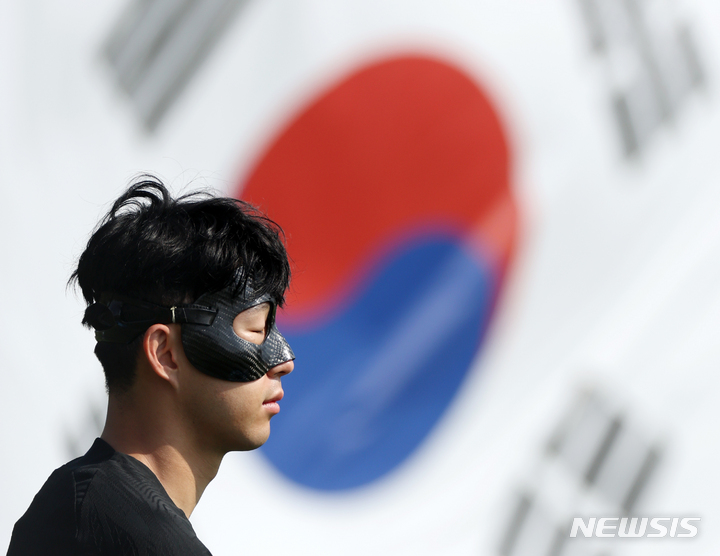 [도하(카타르)=뉴시스] 조성우 기자 = 대한민국 축구대표팀 손흥민이 19일(현지시간) 오후 카타르 도하 알 에글라 트레이닝센터에서 훈련을 하고 있다. 2022.11.19. xconfind@newsis.com