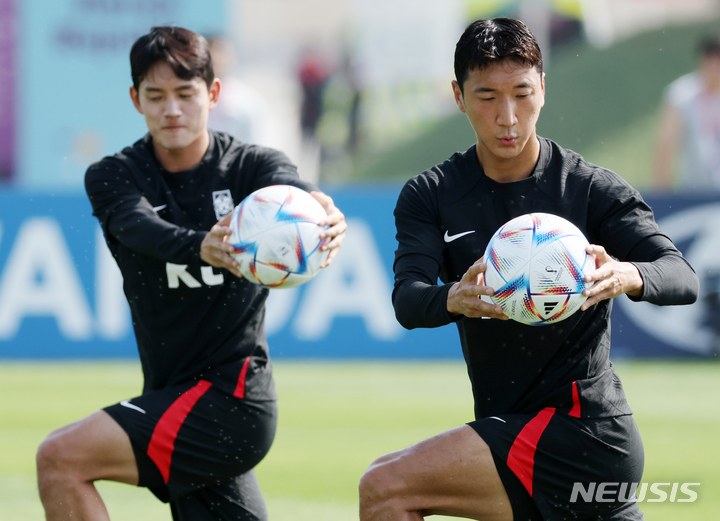 [도하(카타르)=뉴시스] 조성우 기자 = 대한민국 축구대표팀 홍철, 정우영이 19일(현지시간) 오후 카타르 도하 알 에글라 트레이닝센터에서 훈련을 하고 있다. 2022.11.19. xconfind@newsis.com