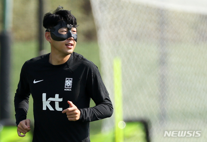 [도하(카타르)=뉴시스] 조성우 기자 = 대한민국 축구대표팀 손흥민이 19일(현지시간) 오후 카타르 도하 알 에글라 트레이닝센터에서 훈련을 하고 있다. 2022.11.19. xconfind@newsis.com