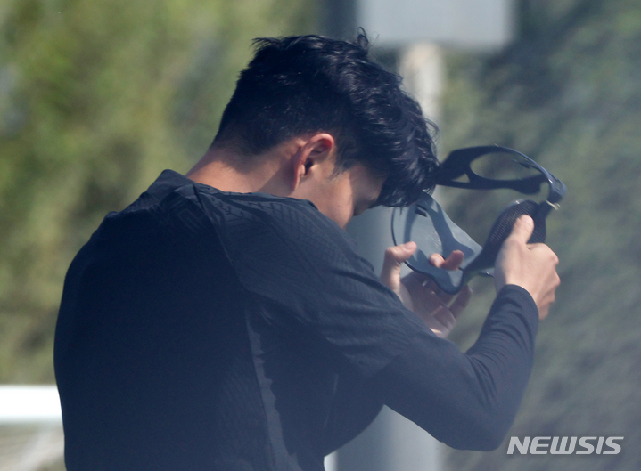 [도하(카타르)=뉴시스] 조성우 기자 = 대한민국 축구대표팀 손흥민이 19일(현지시간) 오후 카타르 도하 알 에글라 트레이닝센터에서 훈련을 하다 마스크를 벗고 있다. 2022.11.19. xconfind@newsis.com