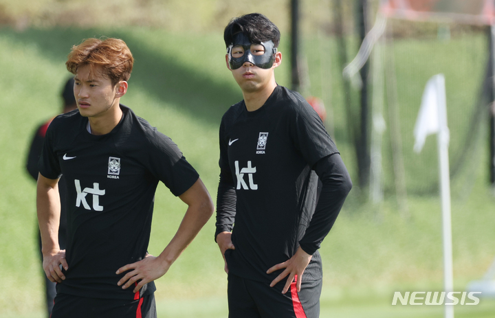 [도하(카타르)=뉴시스] 조성우 기자 = 대한민국 축구대표팀 손흥민이 19일(현지시간) 오후 카타르 도하 알 에글라 트레이닝센터에서 훈련을 하다 숨을 고르고 있다. 2022.11.19. xconfind@newsis.com