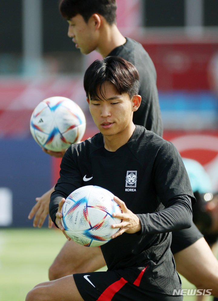 [도하(카타르)=뉴시스] 조성우 기자 = 대한민국 축구대표팀 작은 정우영이 19일(현지시간) 오후 카타르 도하 알 에글라 트레이닝센터에서 훈련을 하고 있다. 2022.11.19. xconfind@newsis.com