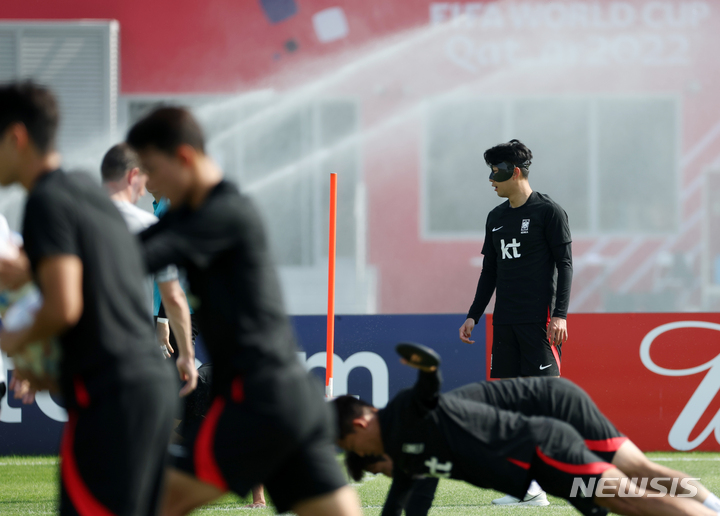 [도하(카타르)=뉴시스] 조성우 기자 = 대한민국 축구대표팀 손흥민 19일(현지시간) 오후 카타르 도하 알 에글라 트레이닝센터에서 훈련을 하고 있다. 2022.11.19. xconfind@newsis.com