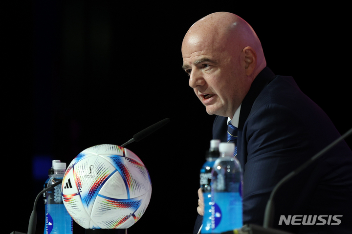 [도하(카타르)=뉴시스] 백동현 기자 = 지아니 인판티노 국제축구연맹(FIFA) 회장이 19일(현지시간) 오전 카타르 도하 월드컵 메인 미디어센터에서 기자회견을 갖고 있다. 2022.11.19. livertrent@newsis.com