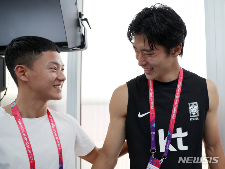 [도하(카타르)=뉴시스] 조성우 기자 = 대한민국 축구대표팀 조규성이 19일(현지시간) 오후 카타르 도하 알 에글라 트레이닝센터에서 이승우 해설위원과 반갑게 인사를 나누고 있다. 2022.11.19. xconfind@newsis.com