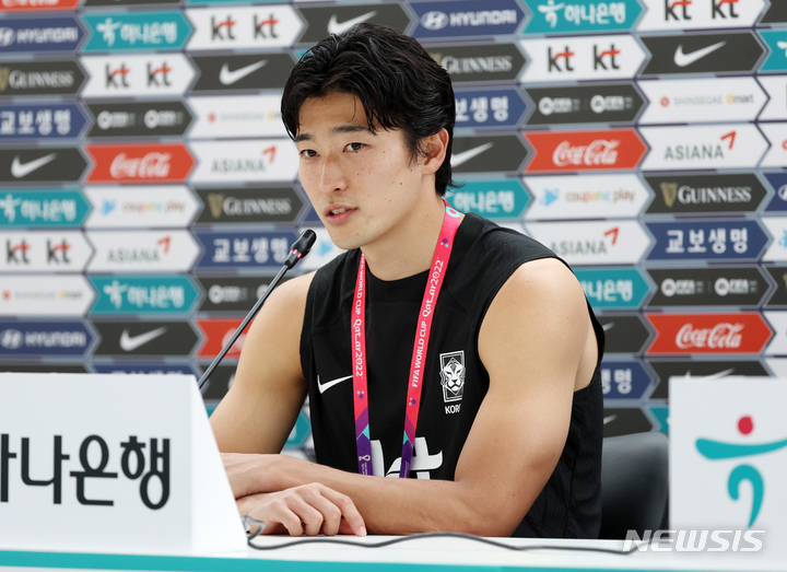 [도하(카타르)=뉴시스] 조성우 기자 = 대한민국 축구대표팀 조규성이 19일(현지시간) 오후 카타르 도하 알 에글라 트레이닝센터에서 훈련을 마치고 취재진과 인터뷰를 진행하고 있다. 2022.11.19. xconfind@newsis.com