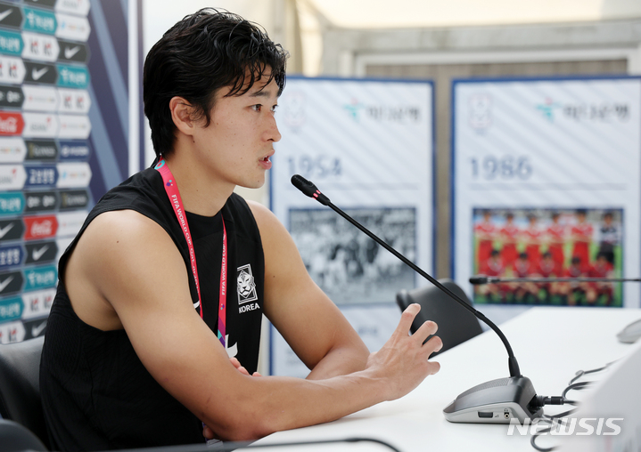 [도하(카타르)=뉴시스] 조성우 기자 = 대한민국 축구대표팀 조규성이 19일(현지시간) 오후 카타르 도하 알 에글라 트레이닝센터에서 훈련을 마치고 취재진과 인터뷰를 진행하고 있다. 2022.11.19. xconfind@newsis.com