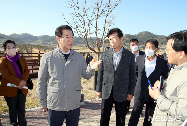 [신안=뉴시스] 이창우 기자=김영록 전남도지사(왼쪽 두 번째)가 19일 신안 하의도 한반도 평화의 숲 조성 현장을 방문, 현황을 청취하고 관계자들을 격려하고 있다. (사진=전남도 제공) 2022.11.19. photo@newsis.com *재판매 및 DB 금지