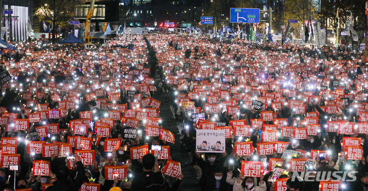 [서울=뉴시스] 권창회 기자 = 지난 19일 오후 서울 중구 숭례문 일대에서 촛불전환행동 주최로 윤석열 정부를 규탄하는 촛불집회가 열리고 있다. 2022.11.19. kch0523@newsis.com