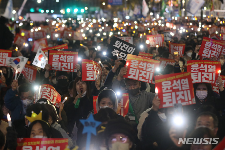 [서울=뉴시스] 권창회 기자 =  19일 오후 서울 중구 숭례문 일대에서 촛불전환행동 주최로 윤석열 정부를 규탄하는 촛불집회가 열리고 있다. 2022.11.19. kch0523@newsis.com