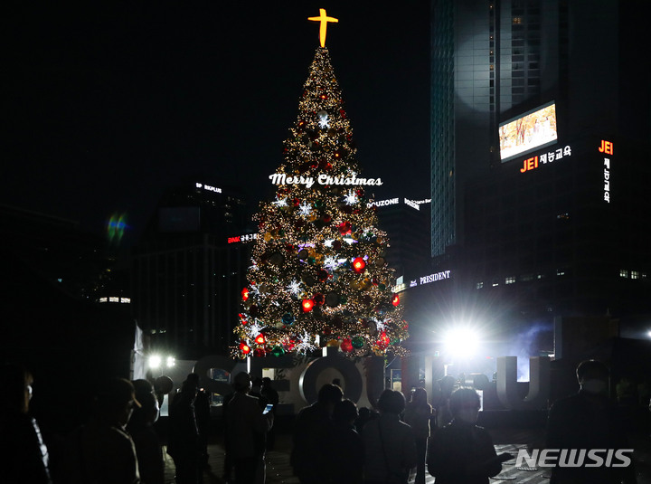 [서울=뉴시스] 권창회 기자 = 지난 11월19일 오후 서울 중구 서울광장에서 열린 2022년 성탄트리 점등식에서 성탄트리에 불을 밝히고 있다. 2022.11.19. kch0523@newsis.com