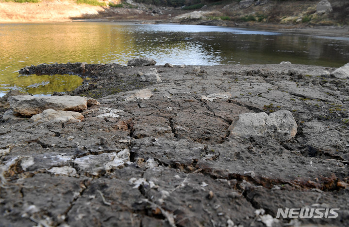 [완도=뉴시스] 변재훈 기자 = 19일 오후 전남 완도군 금일면 척치저수지 저수율이 4.3%대까지 낮아지며 가장 자리 바닥이 갈라져 있다. 2022.11.19. wisdom21@newsis.com