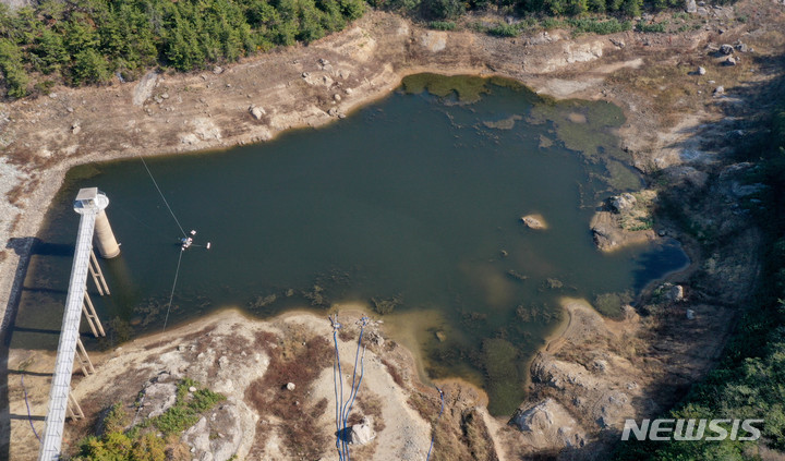 [완도=뉴시스] 변재훈 기자 = 19일 오후 전남 완도군 금일면 척치저수지 저수율이 4.3%대까지 낮아지며 가장 자리가 말라있다. 2022.11.19. wisdom21@newsis.com