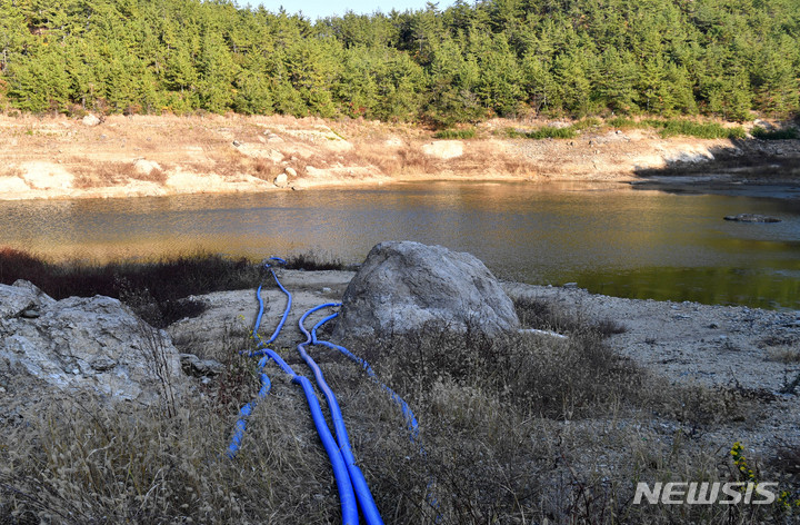 [완도=뉴시스] 변재훈 기자 = 19일 오후 전남 완도군 금일면 척치저수지 저수율이 4.3%대까지 낮아지며 가장 자리가 말라있다. 급수차와 연결된 용수 공급배관이 널려 있다. 2022.11.19. wisdom21@newsis.com