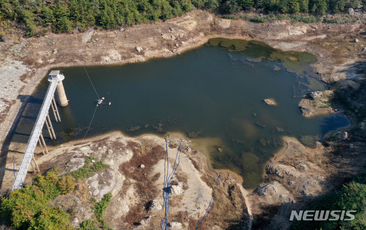 [완도=뉴시스] 변재훈 기자 = 19일 오후 전남 완도군 금일면 척치저수지 저수율이 4.3%대까지 낮아지며 가장 자리가 말라있다. 2022.11.19. wisdom21@newsis.com