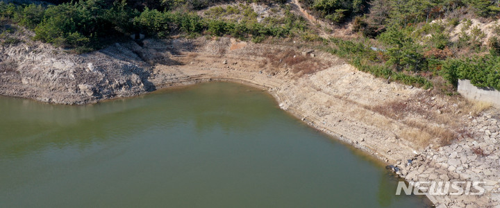 [완도=뉴시스] 변재훈 기자 = 19일 오후 전남 완도군 금일면 용항저수지 저수율이 10.2%대까지 낮아지며 가장 자리가 모습을 드러내고 있다. 2022.11.19. wisdom21@newsis.com