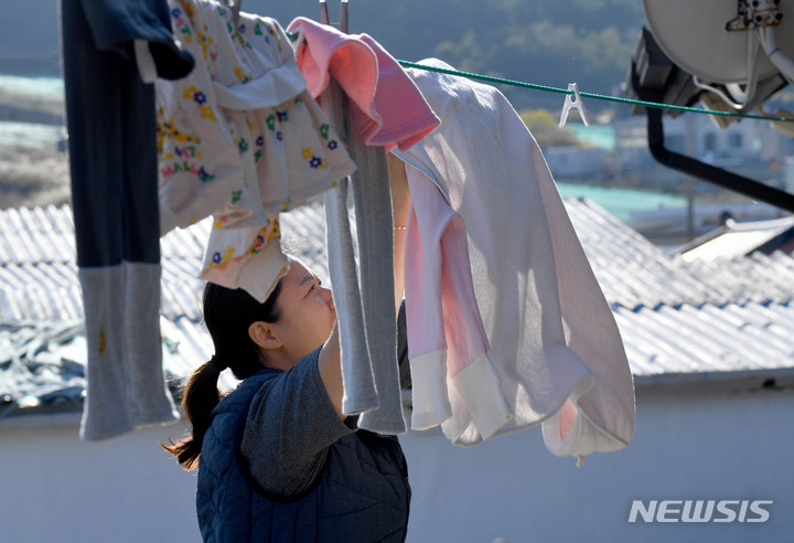 [완도=뉴시스] 세탁한 옷가지를 널고 있는 모습. (사진=뉴시스 DB). photo@newsis.com
