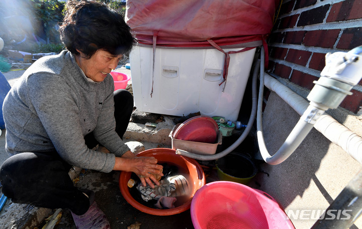 [완도=뉴시스] 변재훈 기자 = 19일 오후 전남 완도군 금일면 척치리에서 한 주민이 급수일을 맞아 밀린 손빨래를 하고 있다. 금일도는 이달 7일부터 제한급수(2일 급수·4일 단수) 조치가 내려져 있다. 2022.11.19. wisdom21@newsis.com