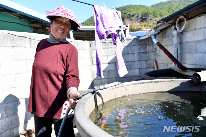 [완도=뉴시스] 변재훈 기자 = 19일 오후 전남 완도군 금일면 척치리에서 주민 박본진(76)씨가 지하수 관정에서 끌어올린 물을 받고 있다. 금일도는 이달 7일부터 제한급수(2일 급수·4일 단수) 조치가 내려져 있다. 2022.11.19. wisdom21@newsis.com
