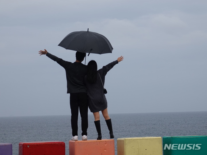 [제주=뉴시스] 오영재 기자 = 제주 도두동 해안도로에서 관광객이 사진을 찍고 있다. (뉴시스DB) oyj4343@newsis.com