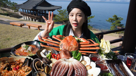 [포항=뉴시스] 강진구 기자 = 경북 포항시는 인기 유튜버 ‘쏘영’이 포항 10미 매력에 흠뻑 빠졌다고 20일 밝혔다.사진은 연오랑세오녀테마공원에서 먹방을 촬영중인 유튜버 쏘영.(사진=포항시 제공) 2022.11.20.photo@newsis.com *재판매 및 DB 금지