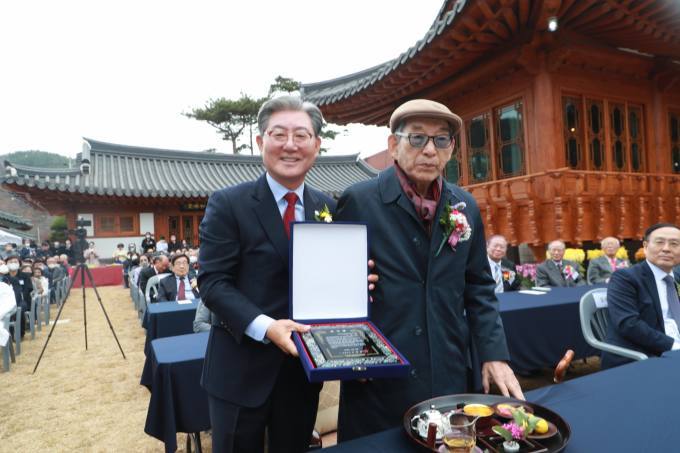 오태완(왼쪽) 의령군수와 이종환 삼영화학그룹 명예회장&nbsp; *재판매 및 DB 금지