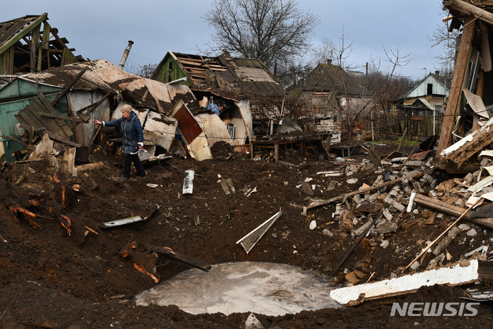 [크라마토르스크=AP/뉴시스] 19일(현지시간) 우크라이나 동부 도네츠크 크라마토르스크에서 러시아군 포격으로 파괴된 주택들이 보이고 있다. 2022.11.20.