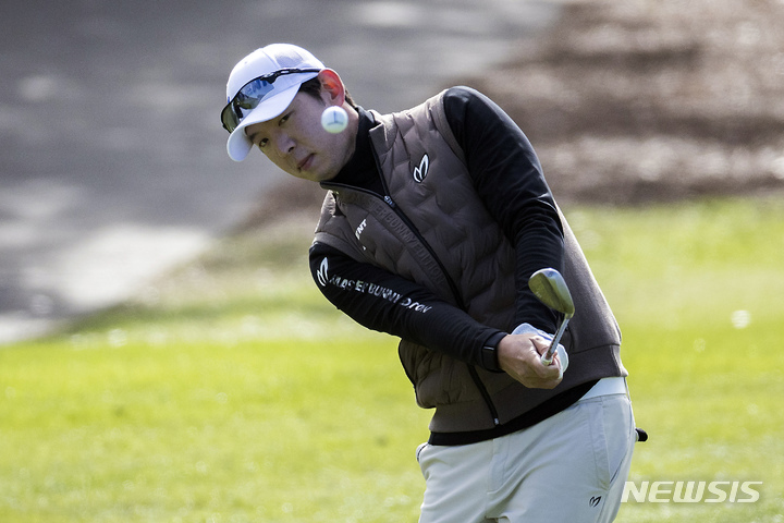 [세인트시먼스=AP/뉴시스] 노승열이 19일(현지시간) 미 조지아주 세인트 시먼스 아일랜드의 시아일랜드 리조트에서 열린 미국프로골프(PGA) 투어 시즌 최종전 RSM 클래식 3라운드 1번 그린에서 칩샷하고 있다. 노승열은 중간 합계 10언더파 202타 공동 17위를 기록했다. 2022.11.20.