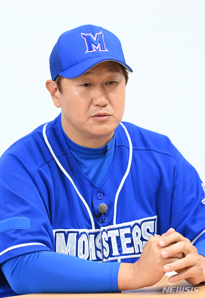 [서울=뉴시스] 고승민 기자 = 20일 서울 잠실야구장에서 열린 두산 베어스와 JTBC '최강야구' 팀의 연습경기에 앞서 최강야구 이대호가 인터뷰를 하고 있다. (공동취재사진) 2022.11.20. photo@newsis.com