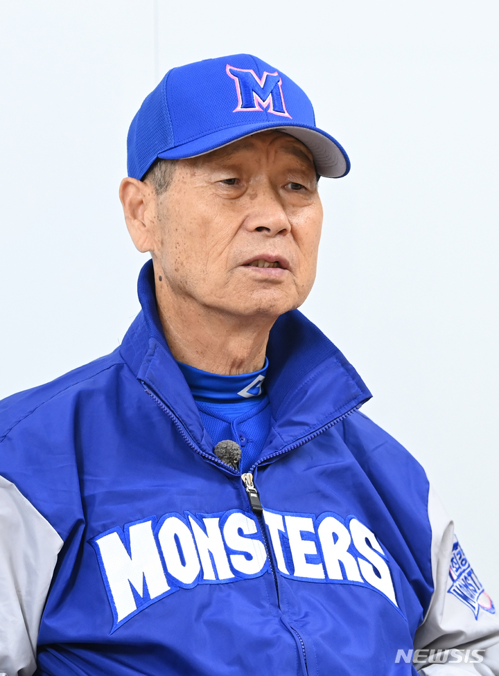 [서울=뉴시스] 고승민 기자 = 20일 서울 잠실야구장에서 열린 두산 베어스와 JTBC '최강야구' 팀의 연습경기에 앞서 최강야구 김성근 감독이 인터뷰를 하고 있다. (공동취재사진) 2022.11.20. photo@newsis.com