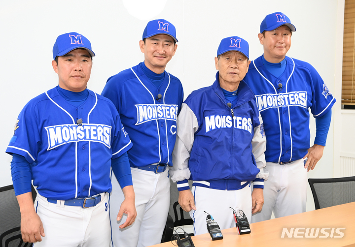 [서울=뉴시스] 고승민 기자 = 20일 서울 잠실야구장에서 열린 두산 베어스와 JTBC '최강야구' 팀의 연습경기에 앞서 최강야구 김성근 감독, 정근우, 박용택, 이대호가 포즈를 취하고 있다. (공동취재사진) 2022.11.20. photo@newsis.com