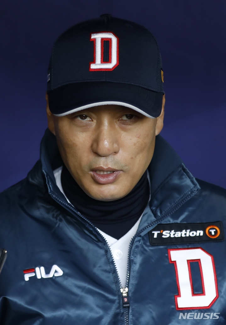 [서울=뉴시스] 고승민 기자 = 이승엽 두산베어스 감독이 20일 서울 잠실야구장에서 열린 두산 베어스와 JTBC '최강야구' 팀의 연습경기에 앞서 인터뷰를 하고 있다. 2022.11.20. kkssmm99@newsis.com