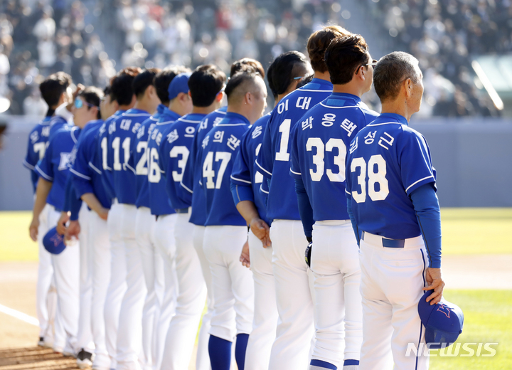 [서울=뉴시스] 고승민 기자 = JTBC '최강야구' 감독을 비롯한 선수들이 20일 서울 잠실야구장에서 열린 2022 두산베어스 곰들의모임, 두산 대 최강야구의 연습경기에 앞서 도열하고 있다. 2022.11.20. kkssmm99@newsis.com