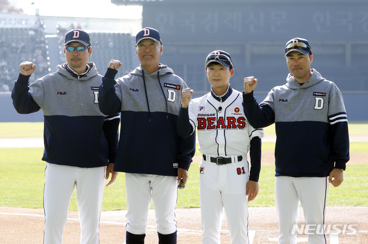 [서울=뉴시스] 고승민 기자 = 두산베어스 김한수 수석코치, 고토, 정수성, 조성환 코치가 20일 서울 잠실야구장에서 2022 두산베어스 곰들의모임, 두산 대 JTBC 최강야구의 연습경기에 앞서 인사 후 포즈를 취하고 있다. 2022.11.20. kkssmm99@newsis.com