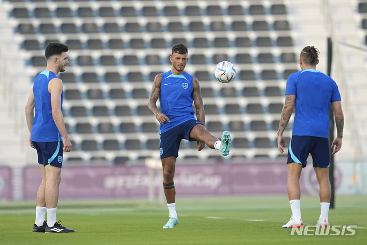 [알와크라=AP/뉴시스]잉글랜드 축구대표팀 벤 화이트가 개인사정으로 월드컵에서 중도 하차한다. 2022.11.21.