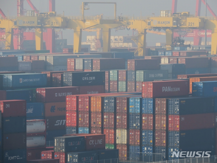 [인천=뉴시스] 김동영 기자 = 21일 오전 인천 연수구 인천신항 컨테이너 터미널에 짙은 안개가 껴 있다. 2022.11.21. dy0121@newsis.com 