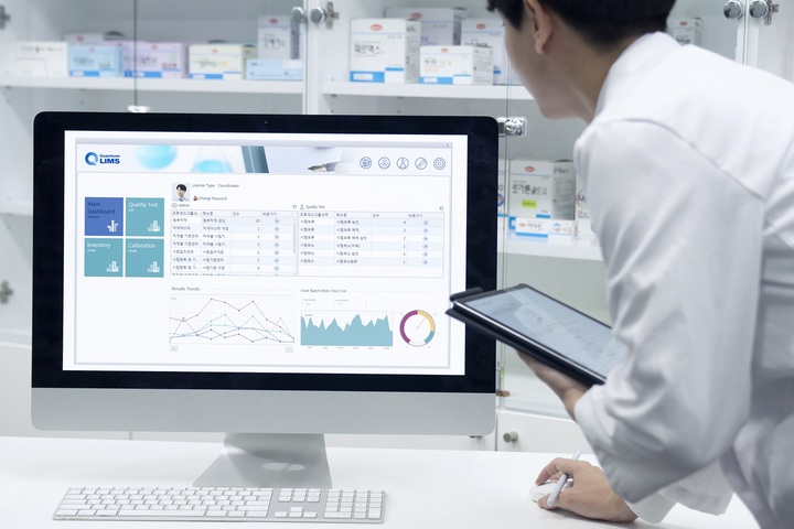 [서울=뉴시스] 제약회사 연구원 업무 모습. (사진=뉴시스 DB). photo@newsis.com *재판매 및 DB 금지