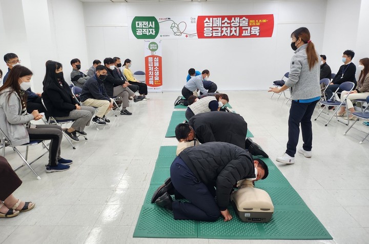 [대전=뉴시스] 조명휘 기자 = 대전시 공무원들이 심폐소생술(CPR)과 응급처치 교육을 받고 있다. (사진= 대전시 제공) 2022.11.21. photo@newsis.com *재판매 및 DB 금지