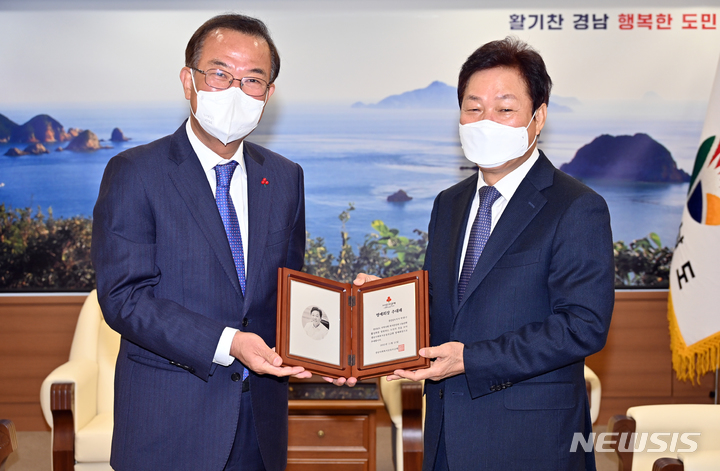 [창원=뉴시스] 홍정명 기자=강기철(왼쪽) 경남사회복지공동모금회장이 21일 오전 도청 도지사 접견실에서 박완수 도지사에게 명예회장 추대패를 전달하고 있다.(사진=경남도 제공)2022.11.21. photo@newsis.com