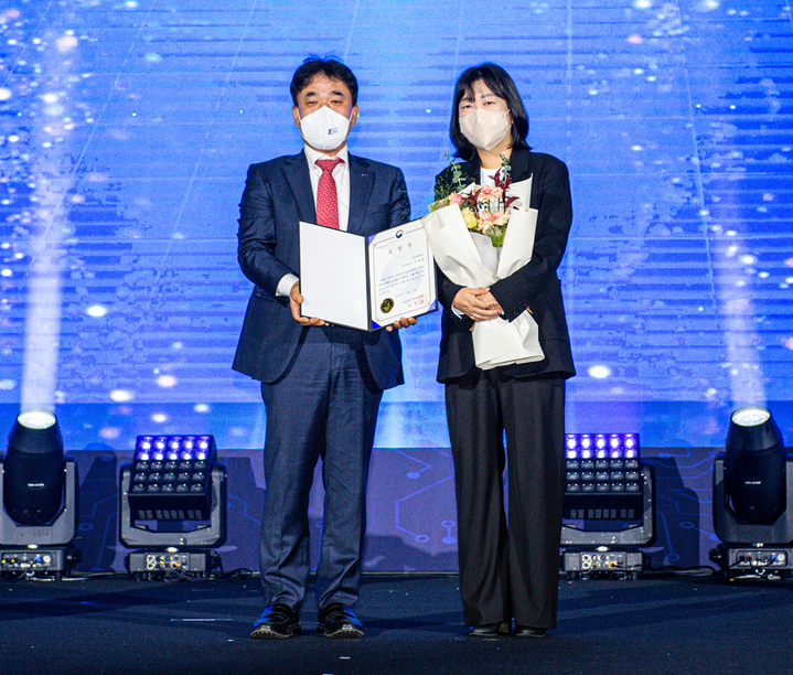 [인천=뉴시스] ‘2022 공학교육혁신 유공자 포상’에서 산업통상자원부 장관상을 수상한 김재희 공학교육혁신연구정보센터 연구교수(왼쪽에서 두 번째)가 기념촬영을 하고 있다. (사진=인하대 제공) *재판매 및 DB 금지